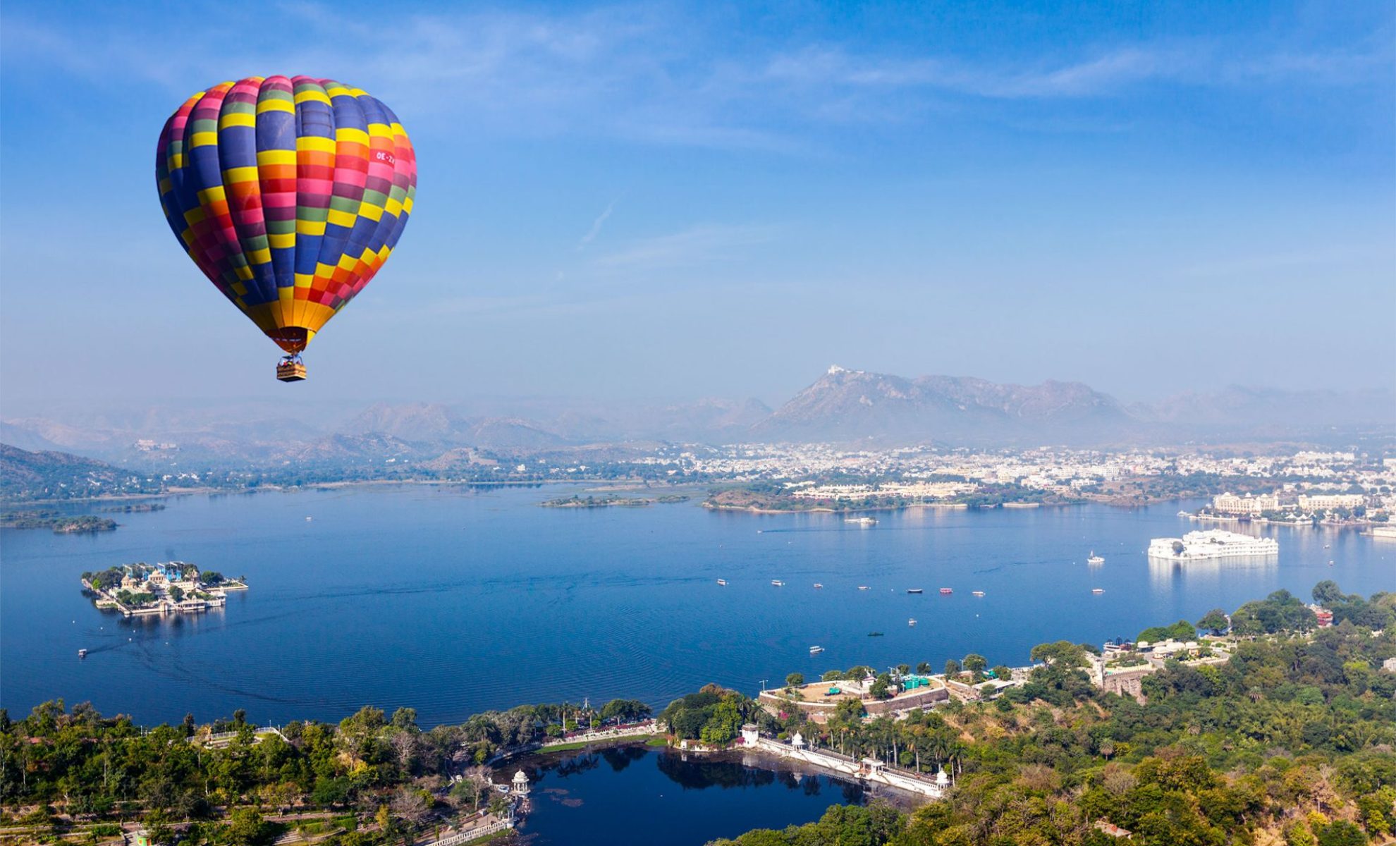 aerial-view-of-lake-pichola-with hot Air Balloon